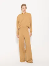 Pantalón de punto color ocre con lurex, cintura elastizada y piernas anchas con calce relajado.