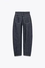 Pantalón de jean azul oscuro, de tiro alto, corte amplio y largo regular.
