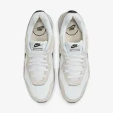 Championes Nike Venture Runner negros con detalles en blanco.