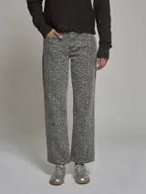 Pantalón de jean con estampado animal print en tonos grises.