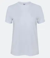 Remera celeste de media malla con cuello redondo y mangas cortas dobladas.