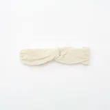Diadema de tela color beige con diseño trenzado en la parte superior.