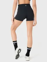 Calza short de tiro alto color negro, ideal para yoga o pilates.