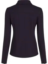 Camisa azul marino de corte slim, con cuello inglés, mangas largas y aberturas en los puños.