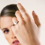 Anillo de plata 925 con forma circular.