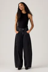 Pantalón de jean negro de corte super baggy, con tiro alto, bolsillos delanteros y traseros.