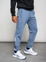 Pantalón de jogging negro con puños ajustados, cortes laterales y cambio de color en la parte inferior de la pierna.