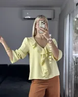 Blusa blanca de crepé de lino, con volados frontales, mangas 3/4 y estilo boho.