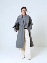Tapado gris de lana y poliéster, de corte recto y largo midi, con cuello solapa, doble botonadura y bolsillos laterales.