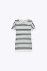 Camiseta gris con rayas horizontales negras, cuello redondo y mangas cortas.