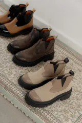 Botas Chelsea color marrón con paneles laterales elásticos y suela track.