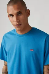 Remera azul de algodón con logo de Levi's bordado en el pecho.