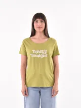 Remera verde oliva de corte clásico con cuello redondo y estampado frontal con la frase "Bread & Breakfast" en color blanco.