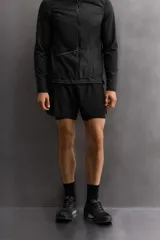 Shorts de running negros confeccionados en tejido técnico ligero y elástico, con malla interior, cintura elástica ajustable con cordón, bolsillo trasero con cierre y perforaciones en las perneras.