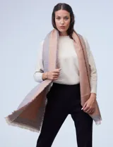 Bufandón tejido colorblock, con terminación en flecos, de la marca Do Everything In Love.