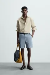 Bermuda de hombre color celeste claro, de corte regular fit, con textura arrugada y bolsillos frontales y traseros de plastrón.