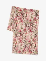 Bufanda rectangular de tela estampada con flores en tonos rosa y blanco, con flecos pequeños en los extremos.