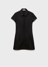 Minivestido negro de poliéster, viscosa y elastano, con cuello camisero, cierre frontal con cremallera, mangas cortas, corte entallado y costuras decorativas.