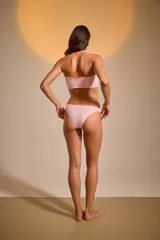 Bikini bandeau color marfil con textura arrugada y tirantes finos removibles.