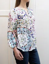 Blusa estampada marca Grand & Greene, con cuello a la base y escote en V. Tiene mangas 3/4 con puños elásticos fruncidos.