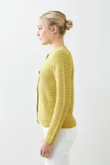 Chaqueta tejida roja con botones metálicos dorados y cuello redondo.