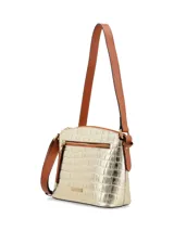 Bandolera de cuero color peltre con detalles en cuero color suela. Tiene correa larga regulable, cierre superior, bolsillo interior con cierre y chapa metálica con logo de la marca.