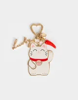Llavero metálico con dije esmaltado de gatito de la suerte, cascabel y pimiento rojo. Incluye mosquetón en forma de corazón y dije con la palabra "Lucky".