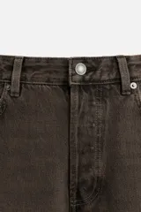 Pantalón de jean celeste de corte recto, con cinco bolsillos, efecto lavado y cierre frontal con botones.