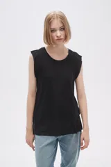 Remera negra de viscosa con cuello redondo y mangas cortas con volados.