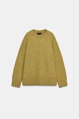 Sweater de punto color verde oliva, de corte holgado, cuello redondo y mangas largas.