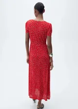 Vestido midi marrón con estampado de lunares blancos, escote en V, mangas cortas abullonadas y corte entallado.