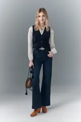Pantalón de jean de tiro medio, calce ajustado, lavado azul oscuro, pierna levemente acampanada con ruedo ancho.