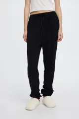 Pantalón tipo jogger negro con cintura elastizada y corte suelto, confeccionado en tela suave.
