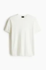 Remera blanca de punto fino suave con cuello redondo y corte ajustado.