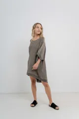Vestido-buzo tejido oversize jaspeado con escote redondo, mangas amplias tipo murciélago y terminaciones acanaladas en ruedo y puños.