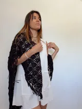 Chal tejido a crochet color negro con flecos.