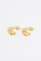 Par de aros dorados con forma de media luna y textura irregular.