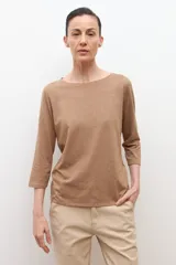 Remera de manga tres cuartos color tostado melange, con escote bote y calce ajustado.