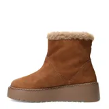 Bota de caña corta en gamuza color marrón camel, con interior forrado en piel sintética. Presenta una suela de plataforma gruesa dentada en tono a tono.