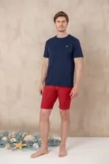 Remera lisa azul marino con logo bordado en el pecho.