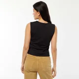 Musculosa negra sin mangas con detalle retorcido en el escote y abertura en forma de gota.