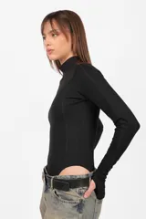 Body manga larga color beige, de punto roma, con cuello alto y mitones en los puños.
