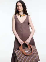 Vestido largo negro de lino, con escote en V, breteles anchos y tajo frontal.