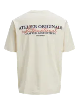 Remera color crema de manga corta con cuello redondo y calce holgado. Estampa en goma ubicada en la espalda con el texto "Atelier Originals Crafted Aesthetics".