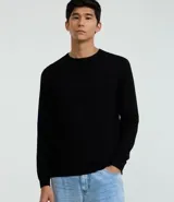 Suéter de punto negro para hombre, con cuello redondo, sisas ligeramente desplazadas y bajo y puños acanalados.