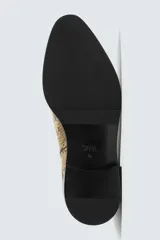 Botín de cuero con estampado de serpiente, corte a la altura del tobillo, punta fina, cierre lateral con cremallera y tacón bajo.