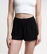 Short de pijama negro de ribana con cintura elástica y botones decorativos.