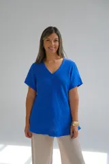 Remera azul francia de corte recto, con cuello en V y mangas cortas.