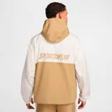 Campera anorak Nike Club Marina Gfx, color beige y blanco, con capucha y cierre parcial con cremallera.