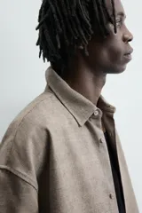 Camisa marrón claro de lino y viscosa, corte holgado, manga larga con puños abotonados y cierre frontal con botones.